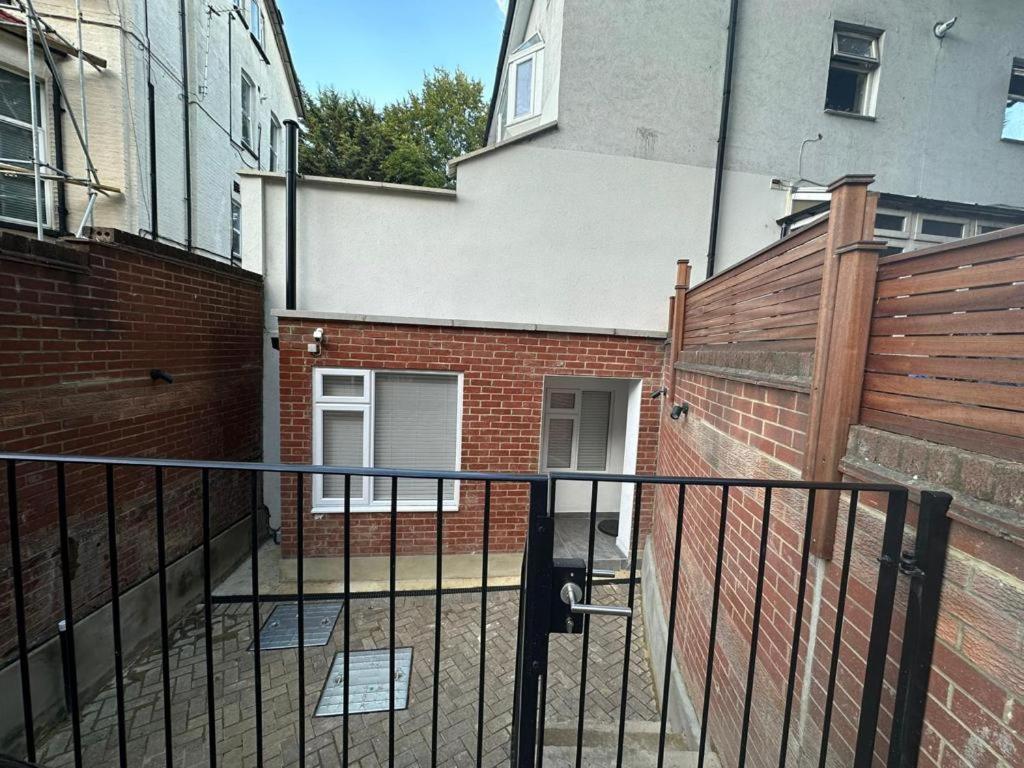 Two Bedroom House In Kilburn Λονδίνο Εξωτερικό φωτογραφία